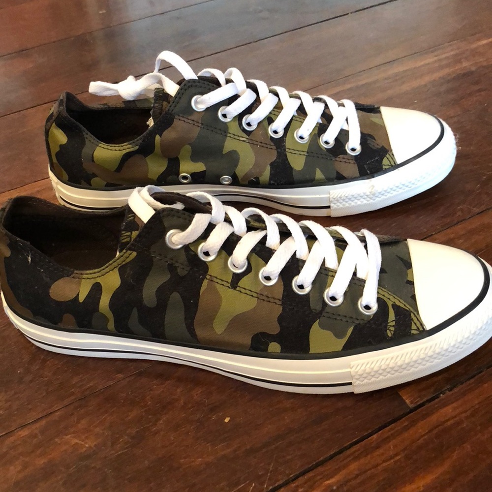 Brand new men’s converse Chuck Taylor low tops